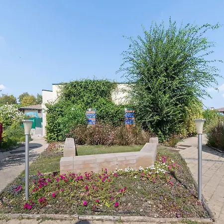 Cosy In Lido Delle Nazioni With Pool